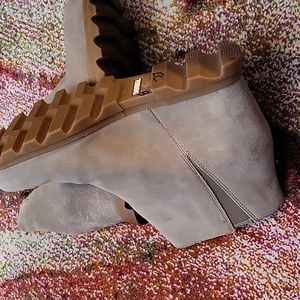 Sorrell, Joan of Arctic beige suede booties size  10 worn once